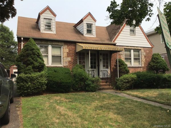 25 Collins Avenue , Williston Park, NY 11596