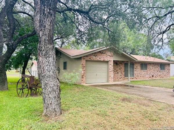 204 SKYLARK DR, Fredericksburg, TX 78624