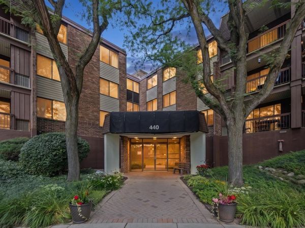440 Raintree Court, Unit 3S, Glen Ellyn, IL 60137