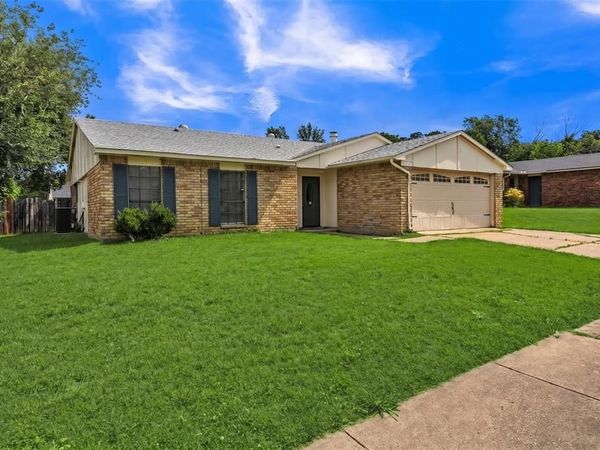 6705 Greenfield Drive, Arlington, TX 76016