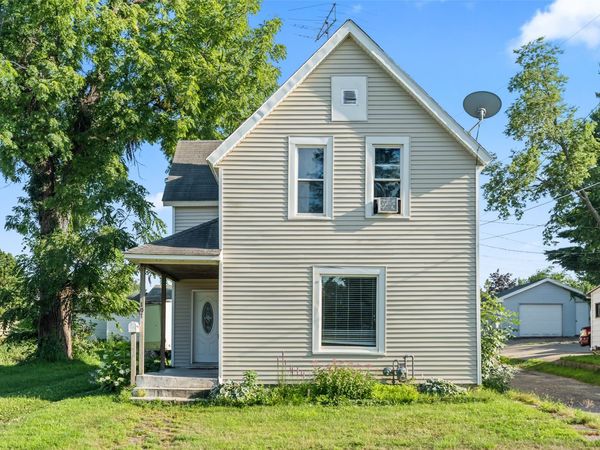 107 Riverside Street , Marshalltown, IA 50158