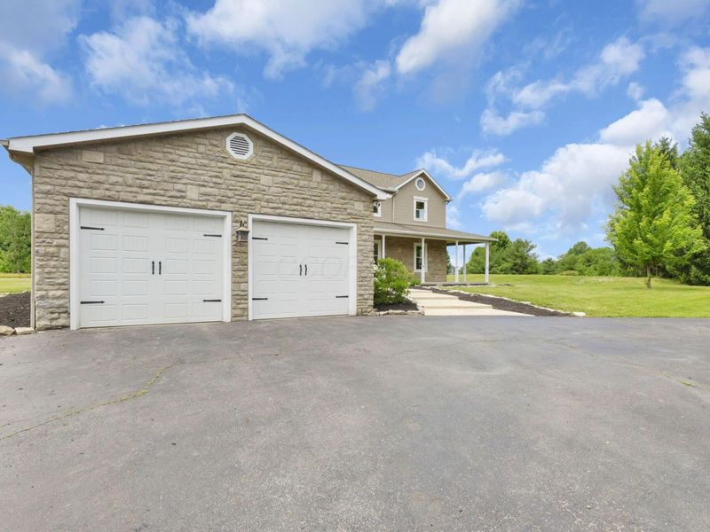 1877 Hardin Lane, Powell, OH 43065 Photo 2