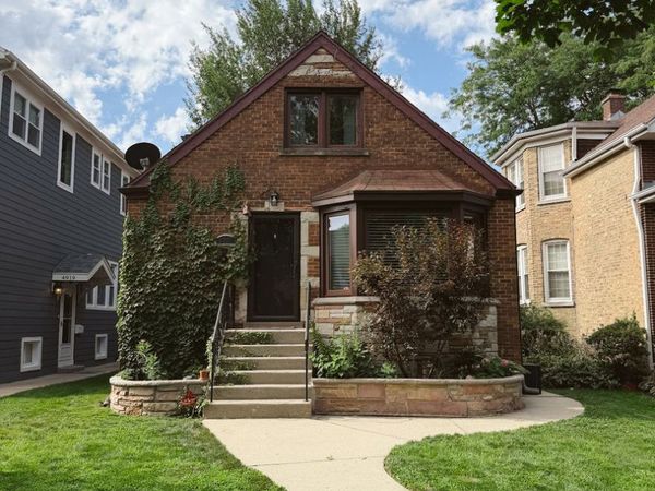 4921 W Catalpa Avenue, Chicago, IL 60630