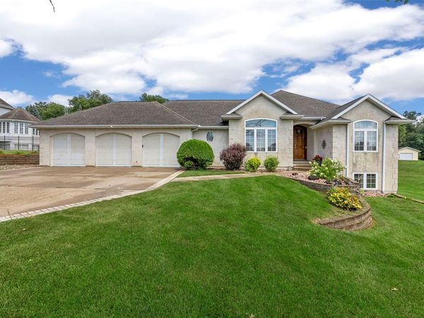 8401 Santa Maria Drive SW, Cedar Rapids, IA 52404