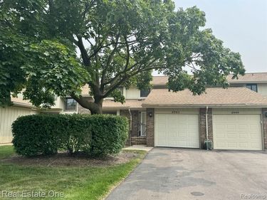 2963 Meadowbrook Drive, Rochester Hills, MI 48309