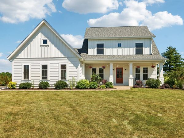 N52w30598 Moraine Dr, Merton, WI 53029