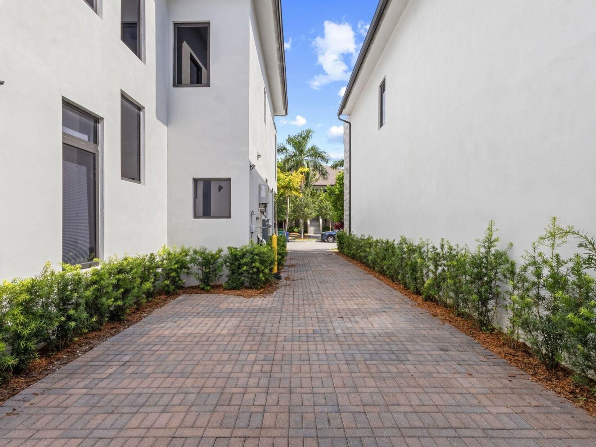 8143 NW 47th Ter , Doral, FL 33166 Photo