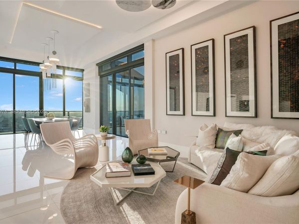 88 SW 7th St, Unit PH 4303, Miami, FL 33130