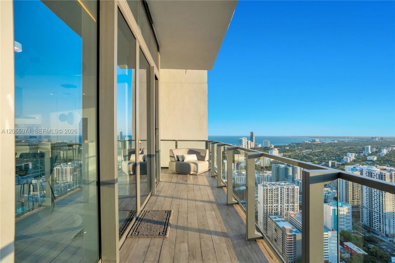 88 SW 7th St, Unit PH 4303, Miami, FL 33130 Photo