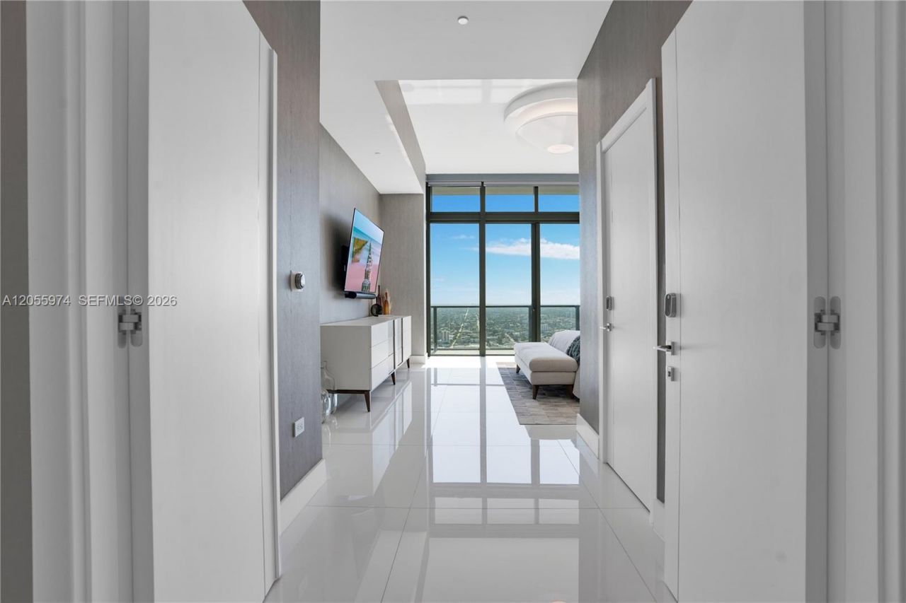 88 SW 7th St, Unit PH 4303, Miami, FL 33130 Photo