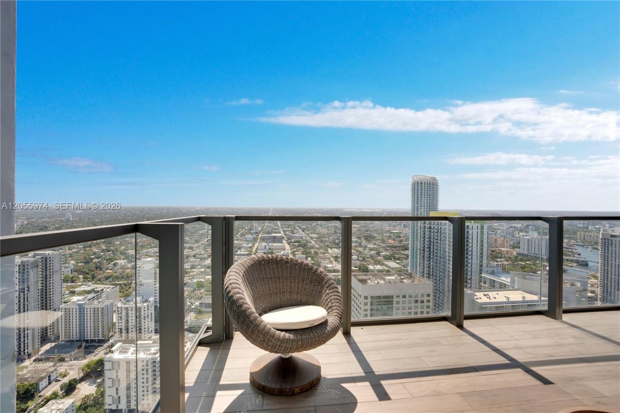 88 SW 7th St, Unit PH 4303, Miami, FL 33130 Photo