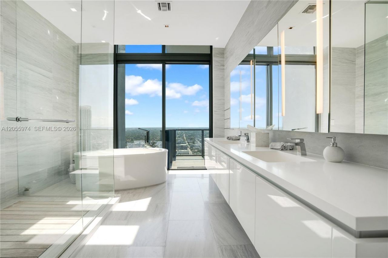88 SW 7th St, Unit PH 4303, Miami, FL 33130 Photo