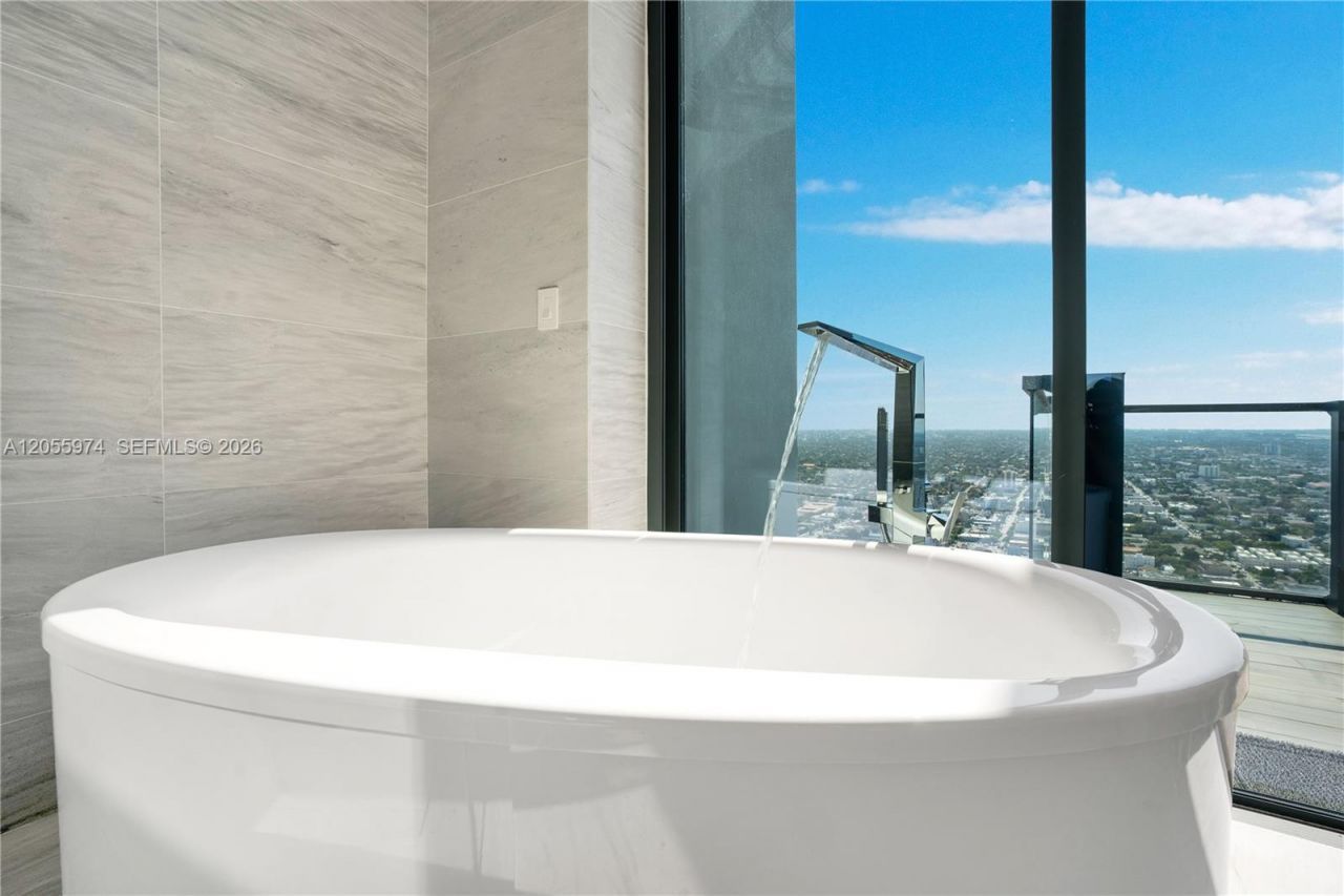 88 SW 7th St, Unit PH 4303, Miami, FL 33130 Photo