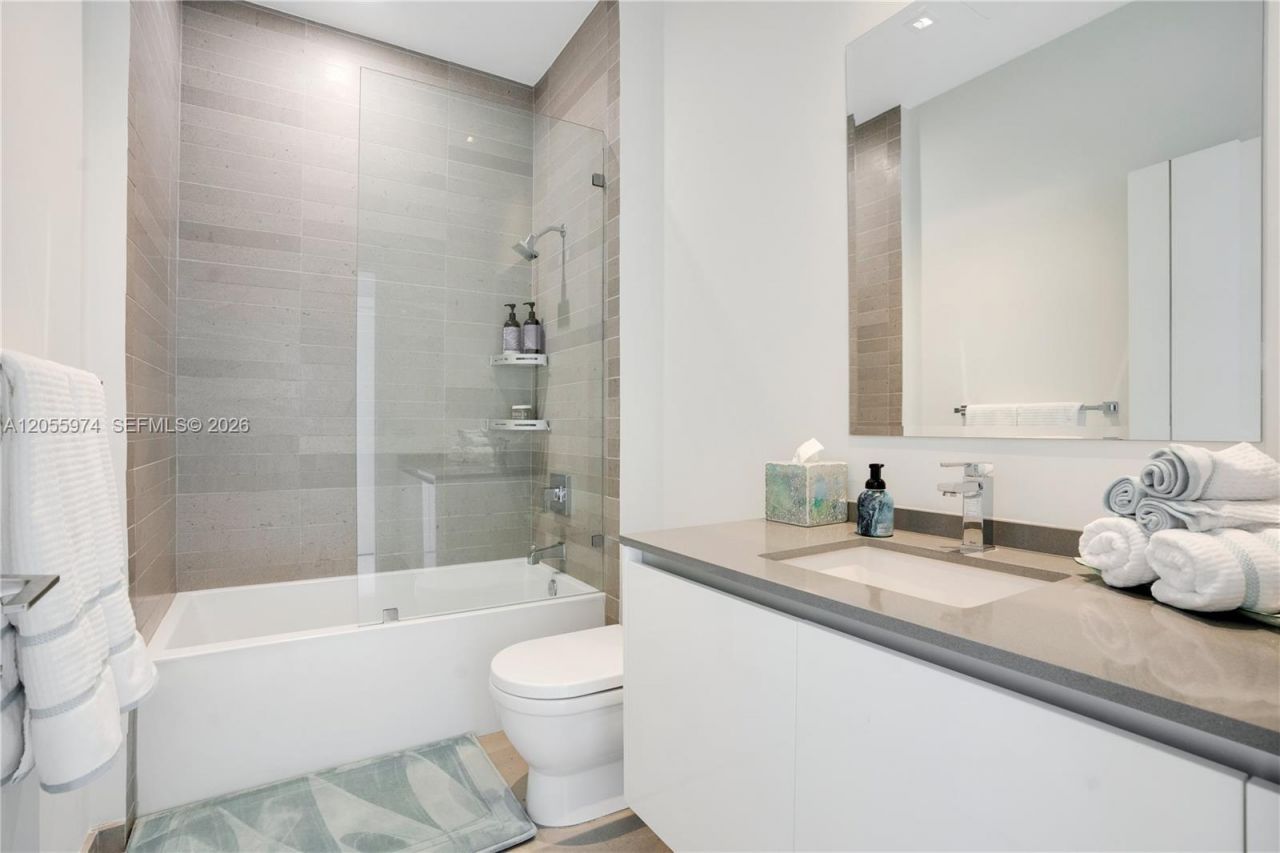 88 SW 7th St, Unit PH 4303, Miami, FL 33130 Photo
