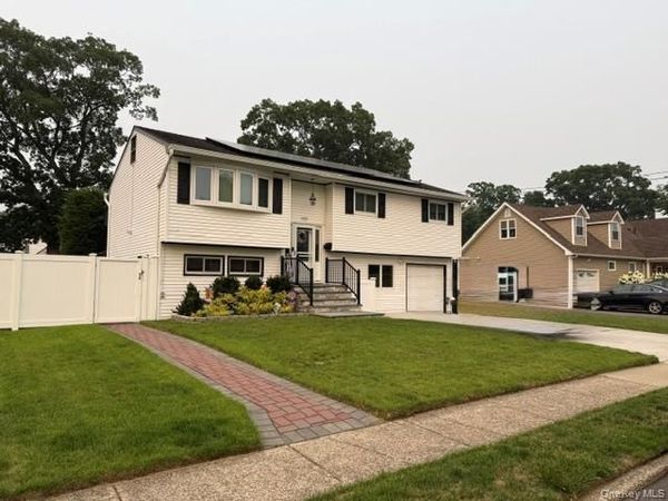 809 N Alleghany Avenue, Lindenhurst, NY 11757
