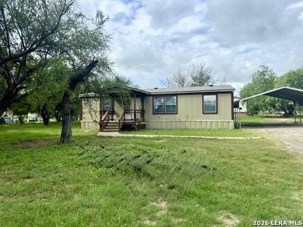 165 County Road 6751, Devine, TX 78016