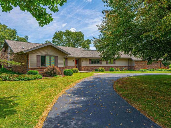 25 LAKEWIND Drive, Mt Pulaski, IL 62548