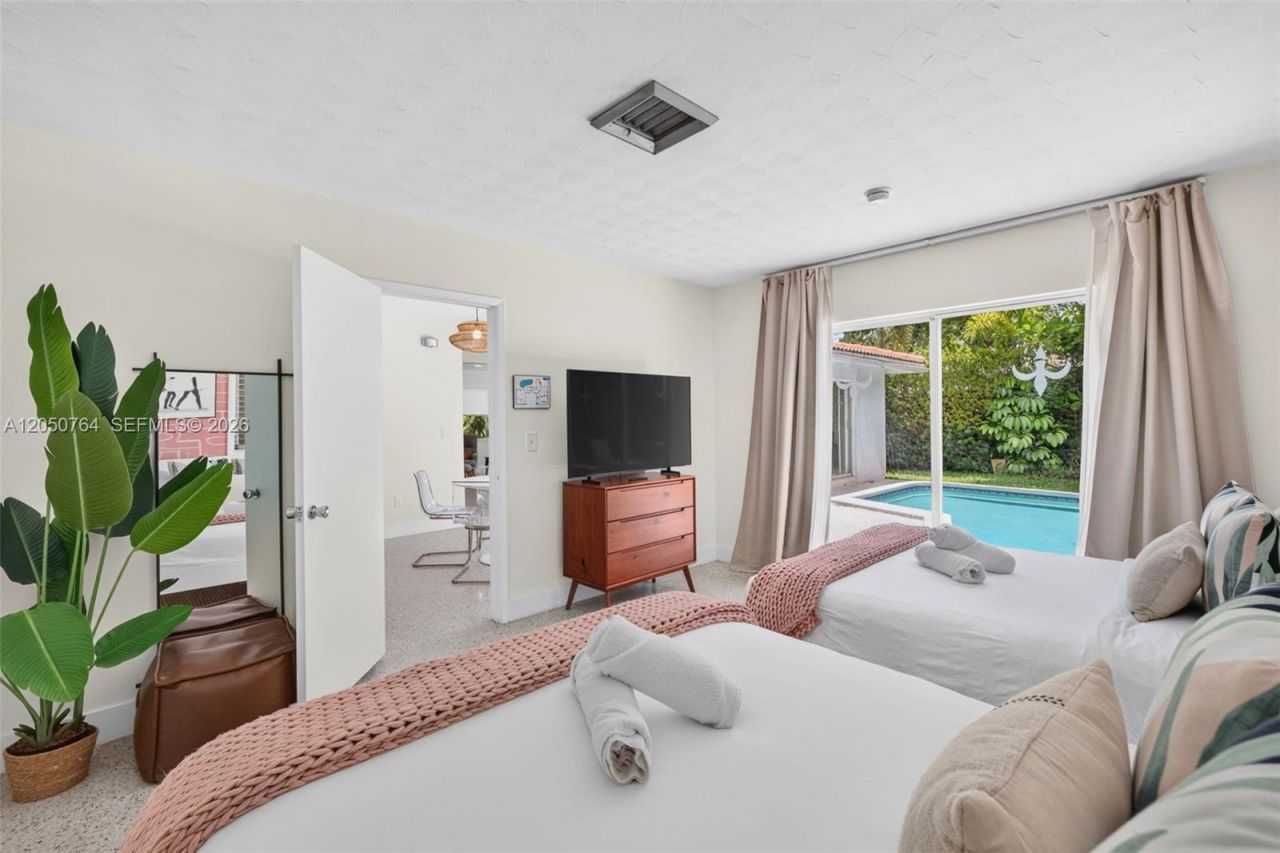 1750 NE 56th St, Fort Lauderdale, FL 33334 Photo