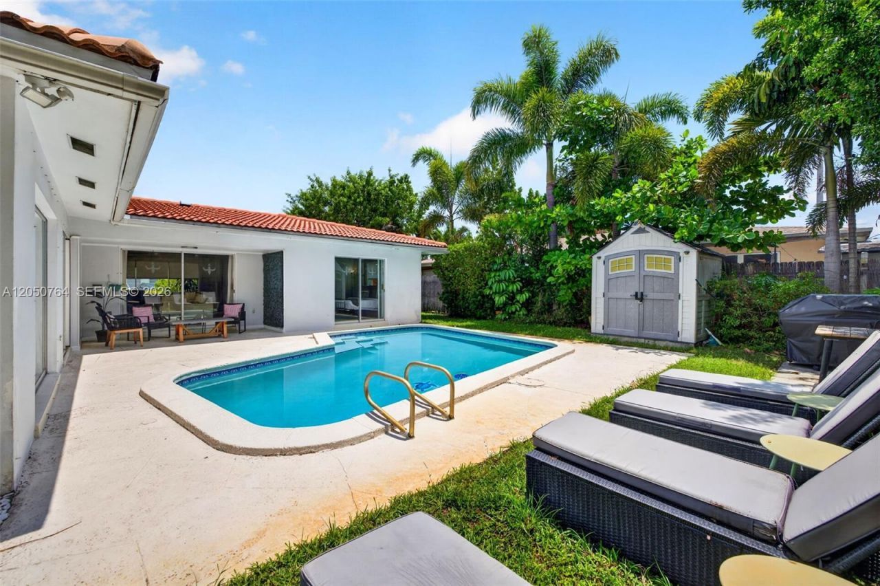 1750 NE 56th St, Fort Lauderdale, FL 33334 Photo