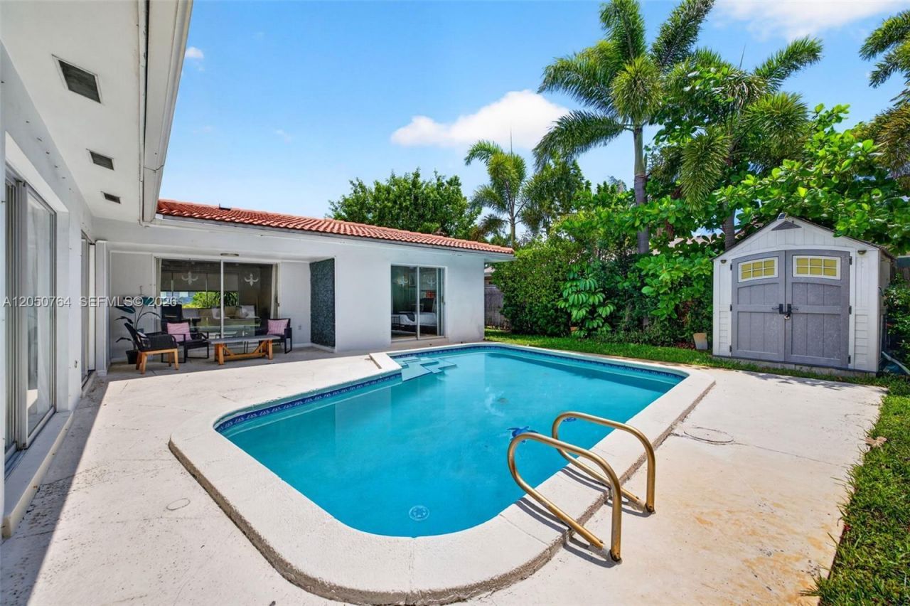 1750 NE 56th St, Fort Lauderdale, FL 33334 Photo
