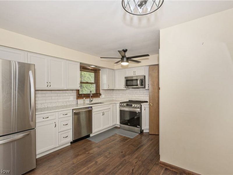 4945 Hartley Drive, Lyndhurst, OH 44124 Photo 12