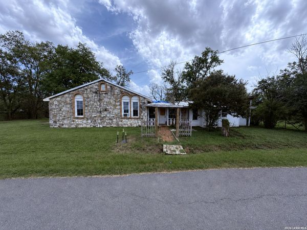 897 Zig Zag Ave, Devine, TX 78016