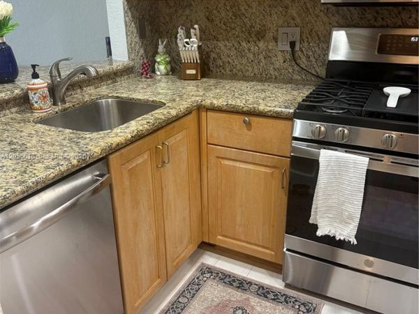 6709 N Kendall Dr, Unit 220, Pinecrest, FL 33156