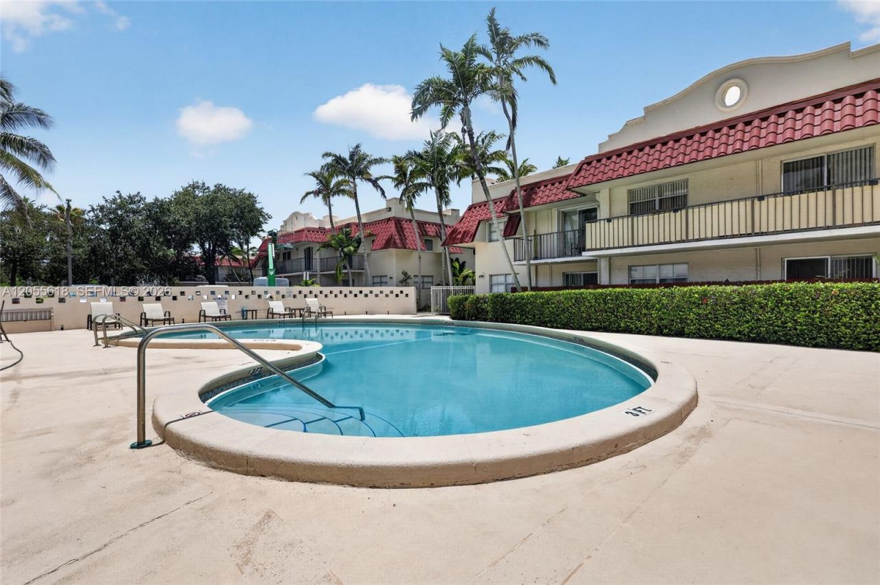6709 N Kendall Dr, Unit 220, Pinecrest, FL 33156 Photo