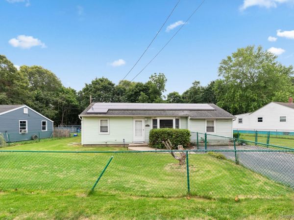 27 Philip Street , Riverhead, NY 11901