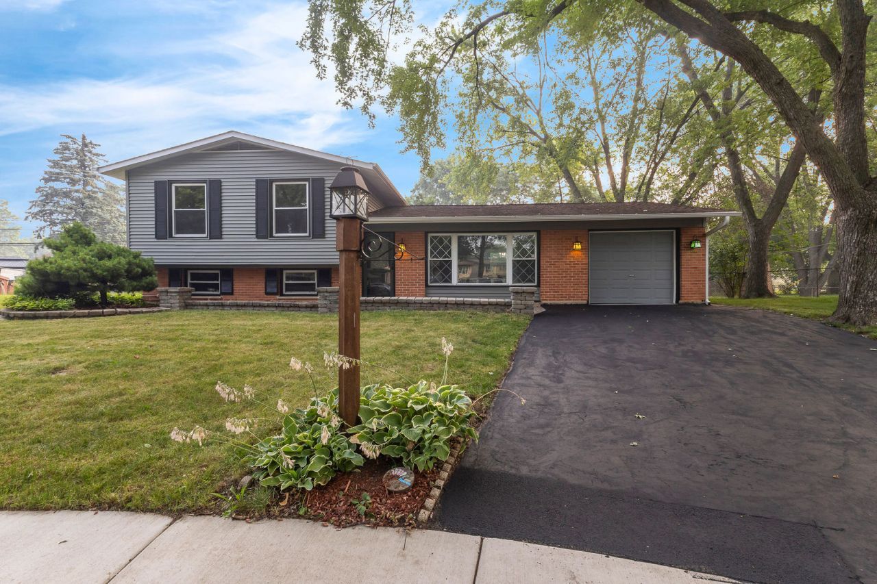 7979 Huntington Circle N, Hanover Park, IL 60133