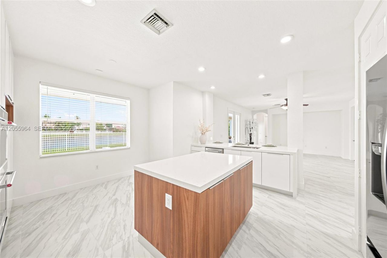 3933 E Hibiscus St, Weston, FL 33332 Photo