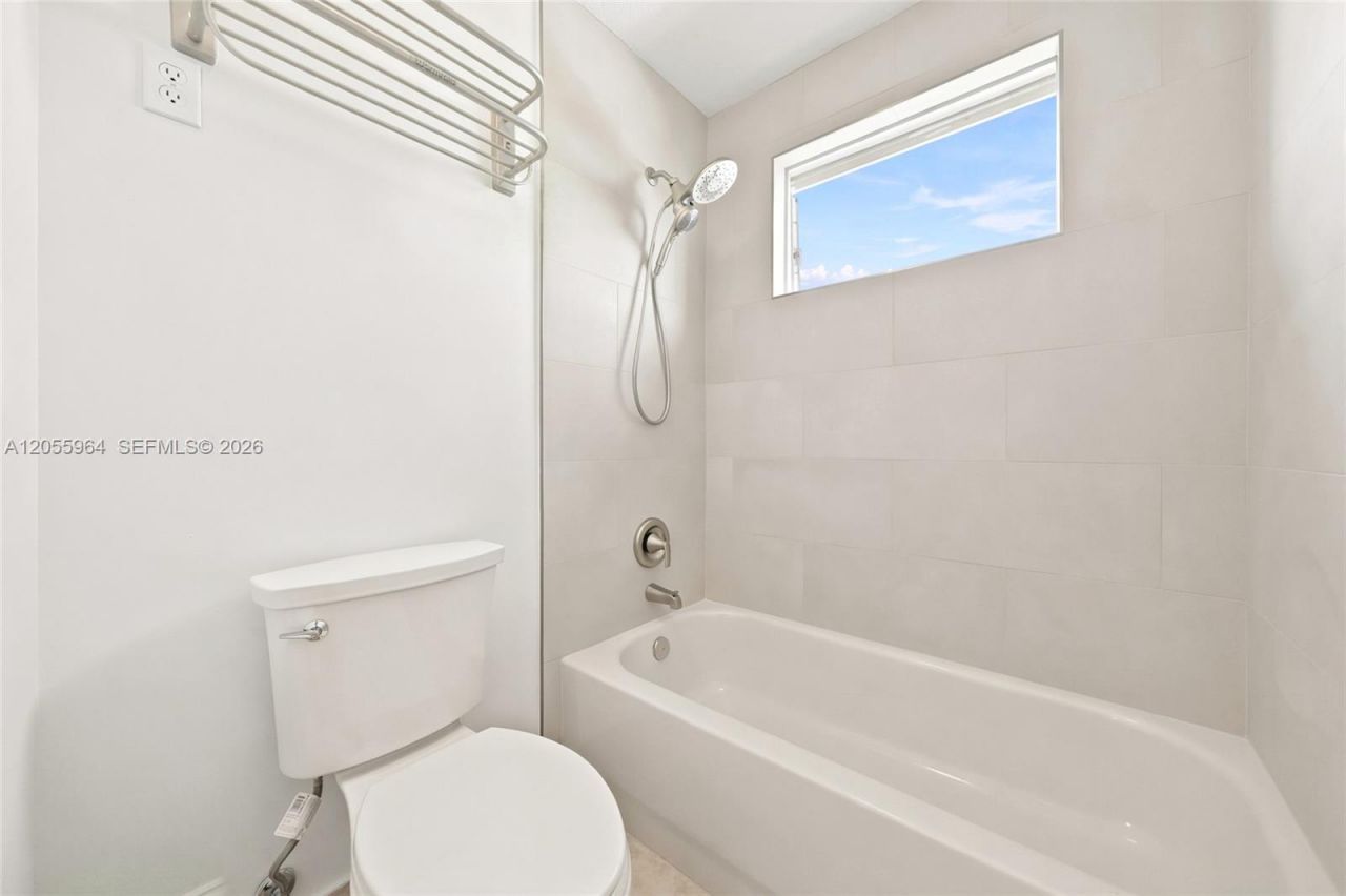3933 E Hibiscus St, Weston, FL 33332 Photo