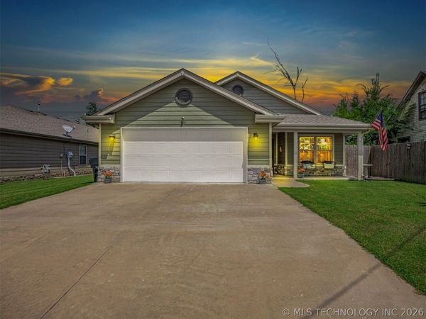 522 S Muskogee Avenue , Claremore, OK 74017