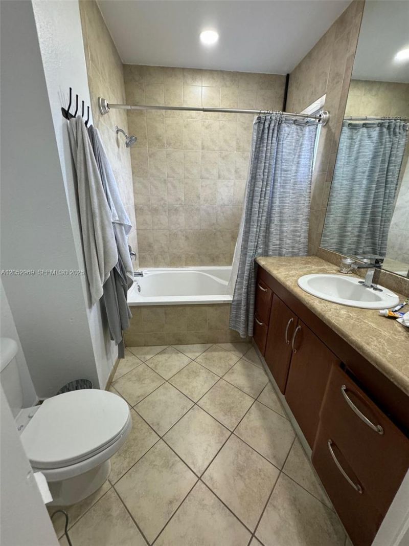 7423 NW 182nd St , Unit 7423, Hialeah, FL 33015 Photo
