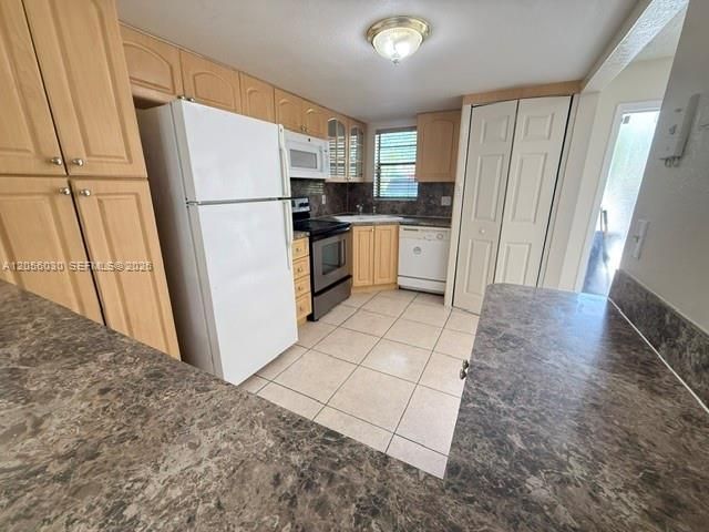 3750 NW 115th Way , Unit 2-1, Coral Springs, FL 33065 Photo