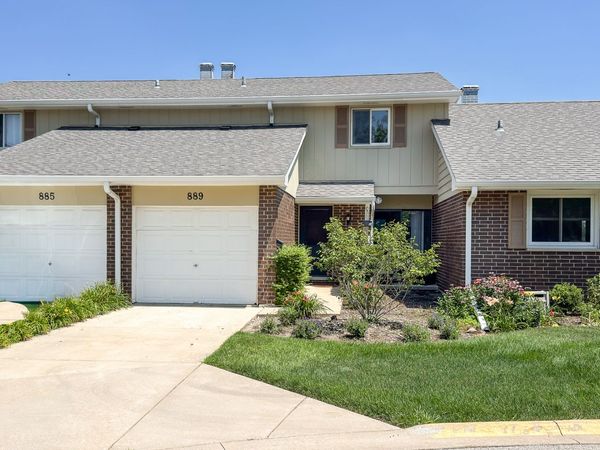 889 Heatherbrook Court , Wheaton, IL 60189