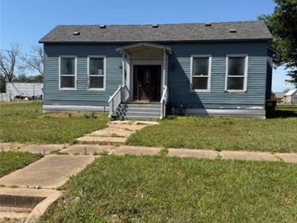 507 E Logan Street , Calvert, TX 77837