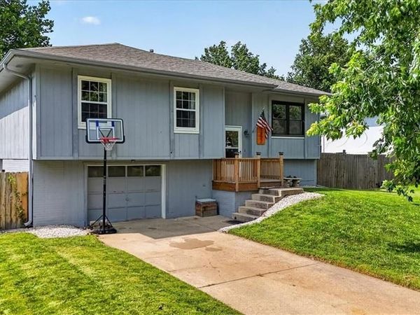 1802 PARKWOOD Drive, Harrisonville, MO 64701