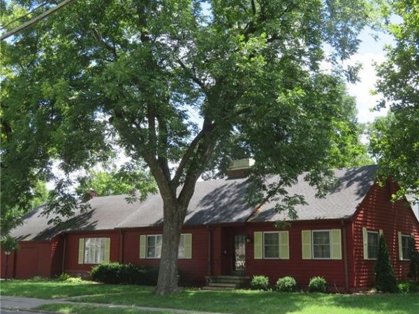 401 E BROADWAY Street, Iola, KS 66749
