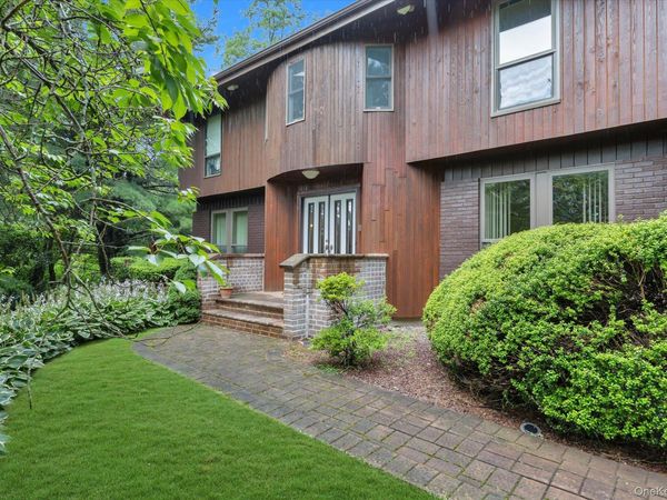 17 Calumet Drive, Dix Hills, NY 11746