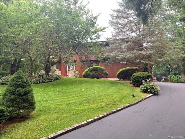 17 Calumet Drive , Dix Hills, NY 11746