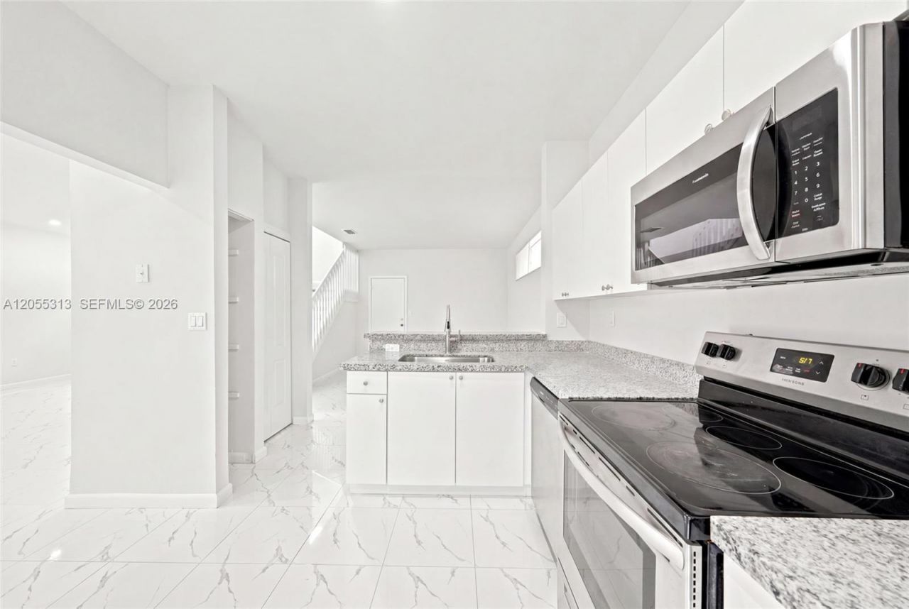 8684 NW 1st St, Miami, FL 33126 Photo