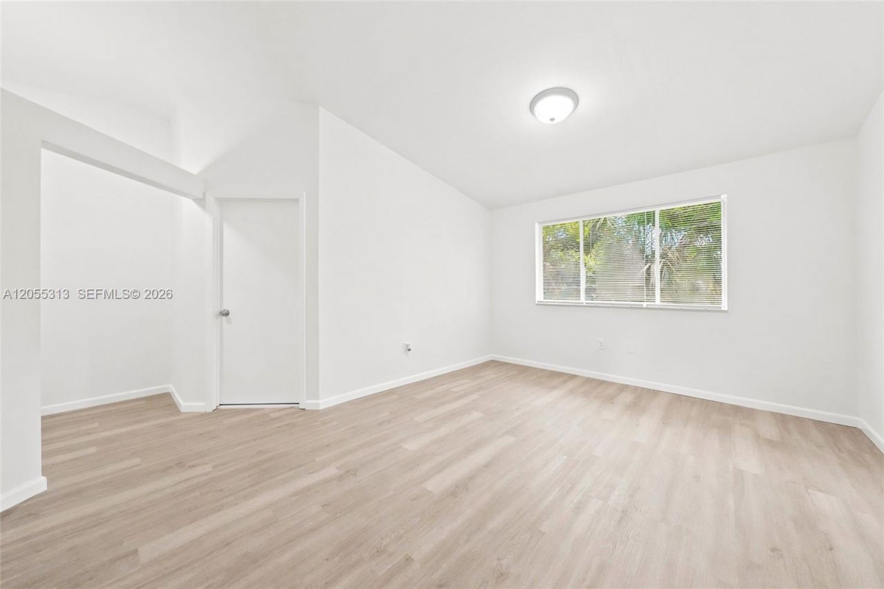 8684 NW 1st St, Miami, FL 33126 Photo