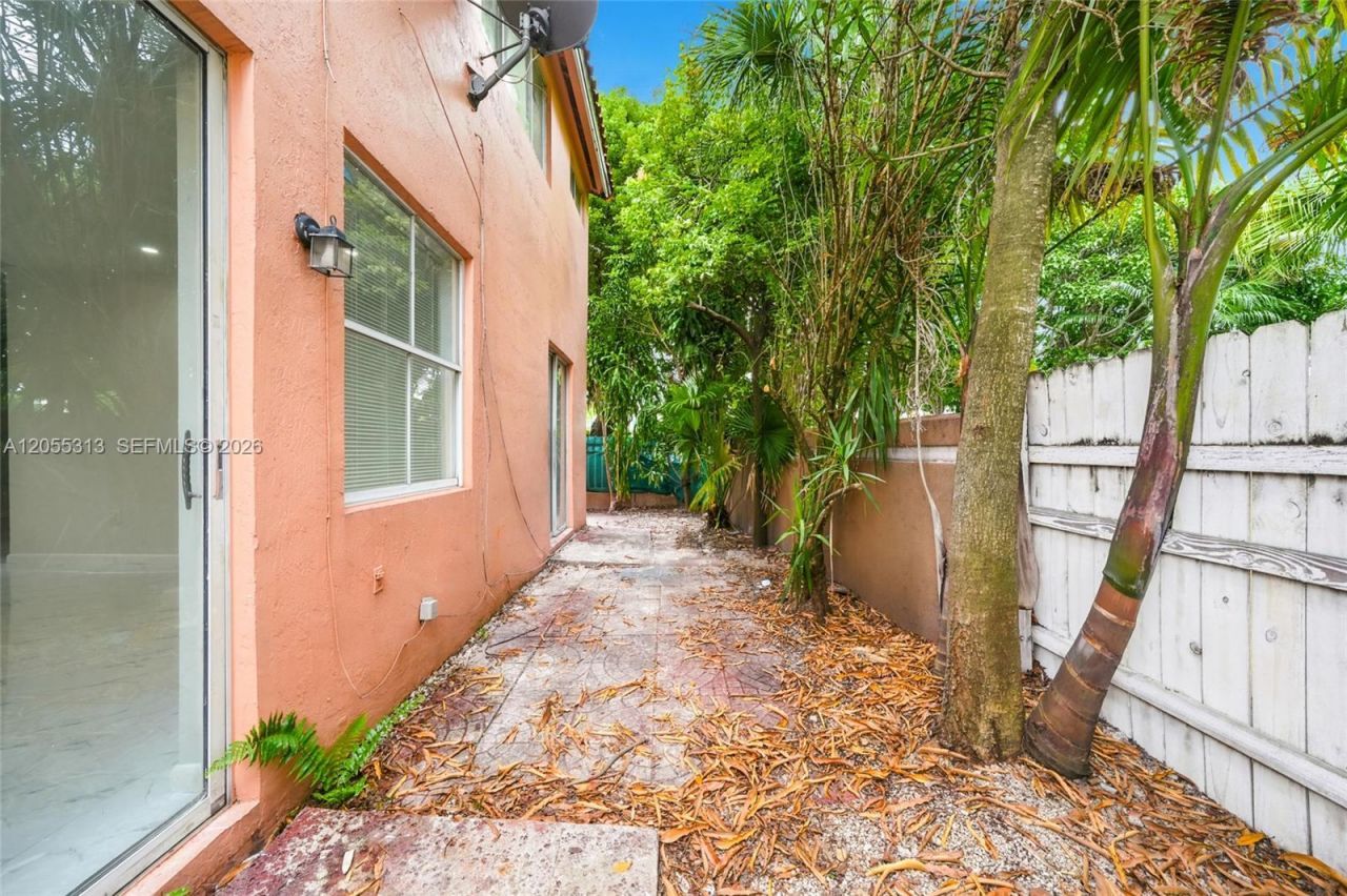 8684 NW 1st St, Miami, FL 33126 Photo