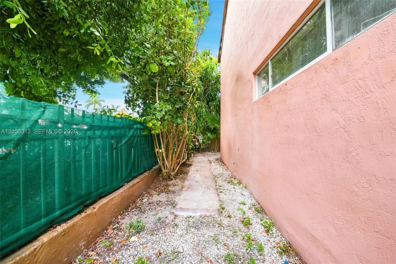 8684 NW 1st St, Miami, FL 33126 Photo