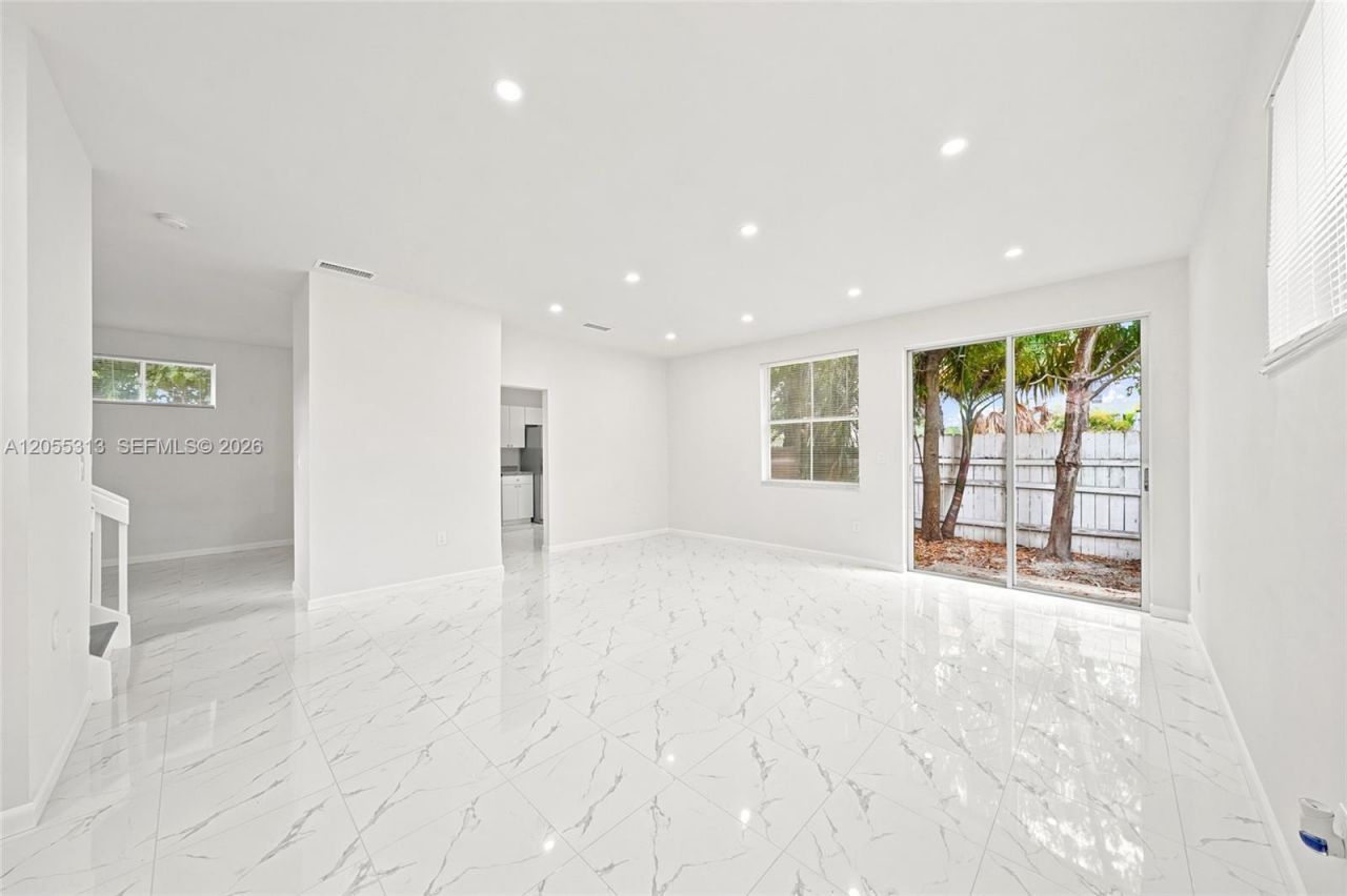 8684 NW 1st St, Miami, FL 33126 Photo