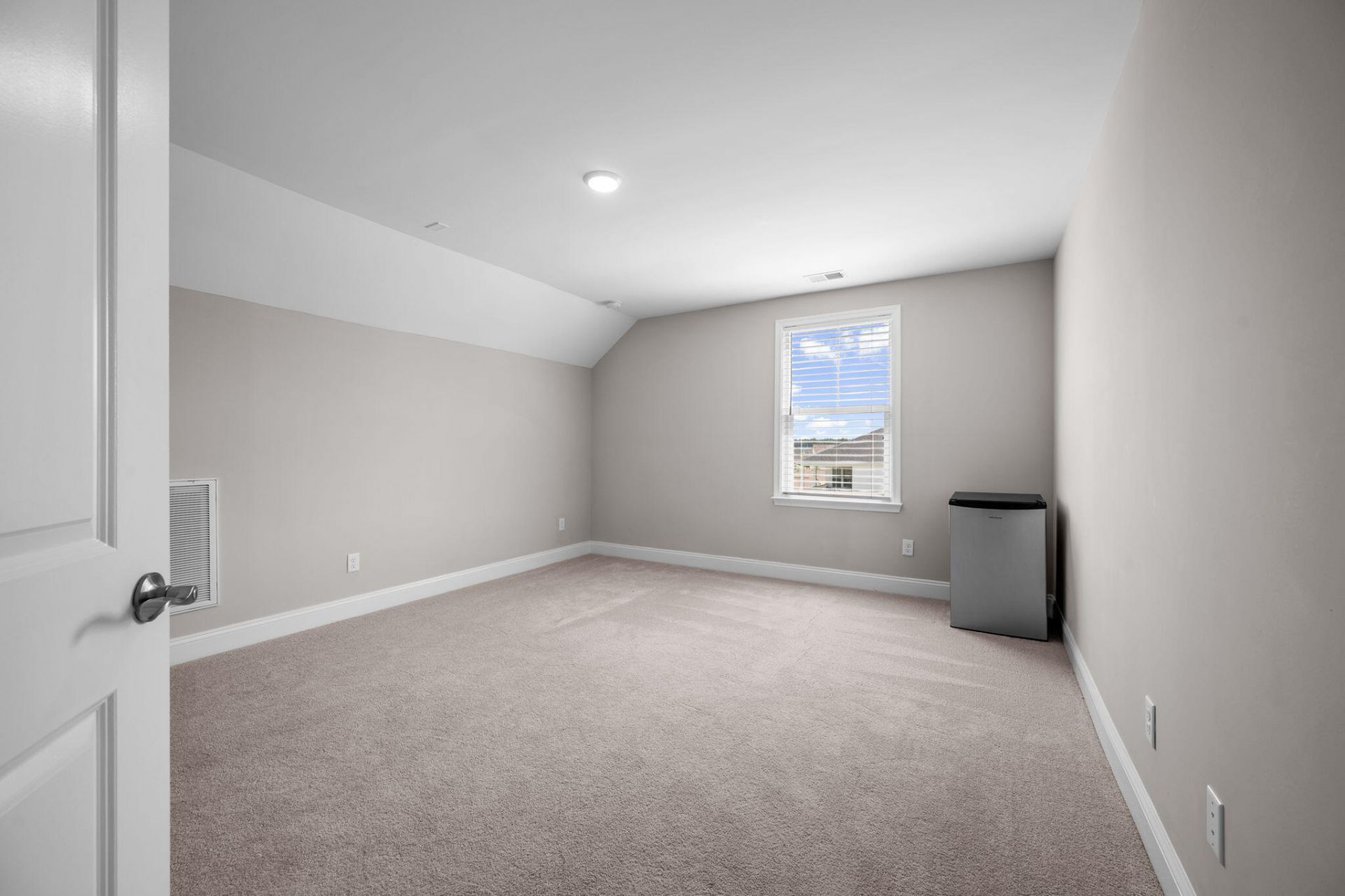 670 Blueway Avenue Photo 46