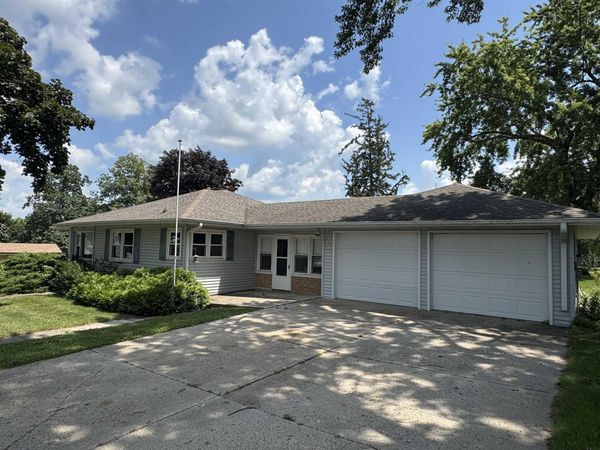 324 7th Street, Aplington, IA 50604