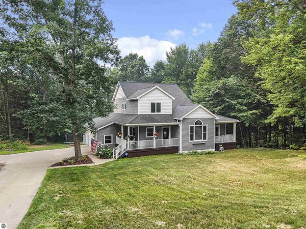 160 Hunters Ridge, Cadillac, MI 49601