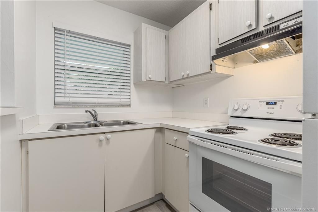 660 SW Bryant Avenue, Unit 10, Stuart, FL 34994 Photo